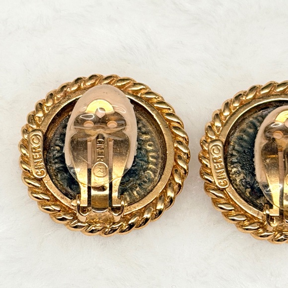 Vintage CINER Roman Revival Coin Clip-On Earrings – Gold Tone, Signed, 1” - Picture 12 of 16
